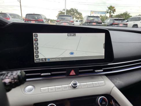 Used 2024 Hyundai Elantra Limited image 20