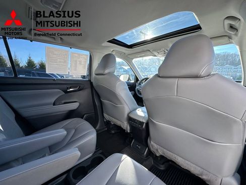 Used 2021 Toyota Highlander XLE image 22