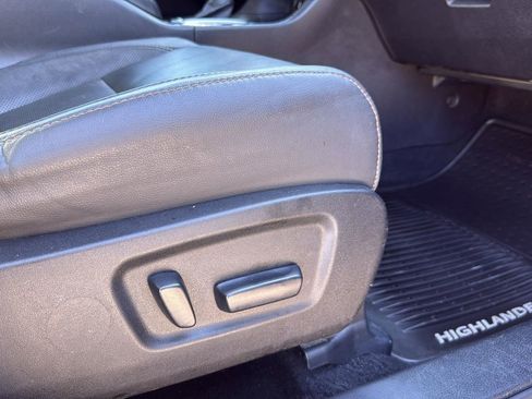 Used 2015 Toyota Highlander Limited image 25