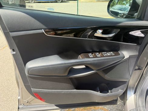Used 2019 Kia Sorento AWD image 12
