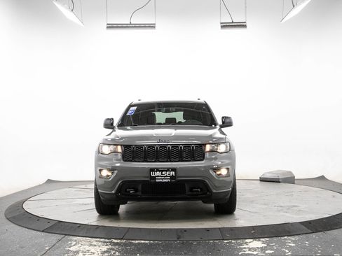 Used 2019 Jeep Grand Cherokee Laredo AWD/4WD image 9