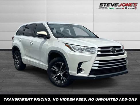 Used 2018 Toyota Highlander LE FWD image 1