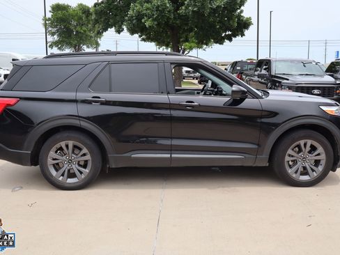 Used 2023 Ford Explorer XLT w/ Equipment Group 202A RWD image 2