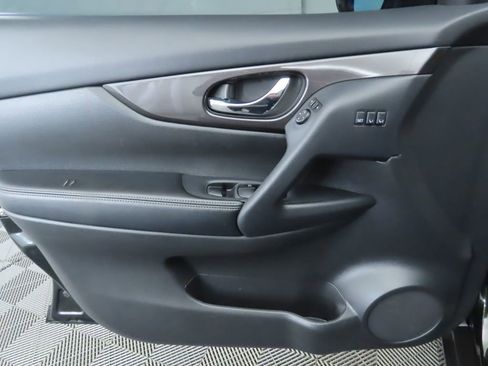 Used 2019 Nissan Rogue SV w/ Premium Package image 25