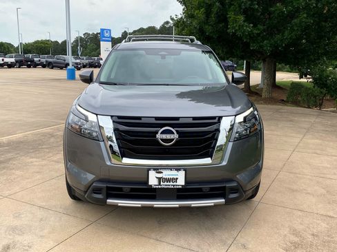 Used 2025 Nissan Pathfinder SL FWD image 2