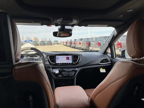 New 2026 Chrysler Pacifica Pinnacle image 34