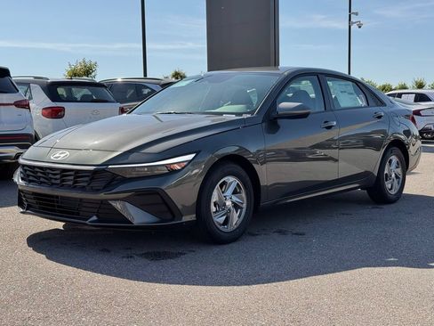 Used 2026 Hyundai Elantra SE FWD image 7