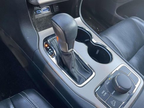 Used 2017 Jeep Grand Cherokee Limited w/ Luxury Group II image 43