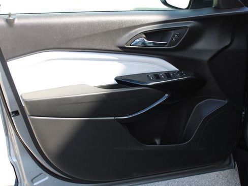 Used 2025 Chevrolet Trax LT w/ LT Convenience Package FWD image 42