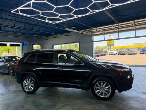 Used 2016 Jeep Cherokee Limited w/ Luxury Group AWD/4WD image 10