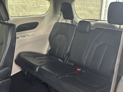 Used 2023 Chrysler Pacifica Touring-L FWD image 31
