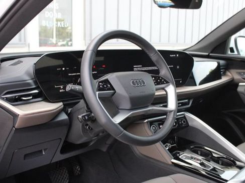 Used 2025 Audi Q5 Premium w/ Convenience Package AWD/4WD image 2