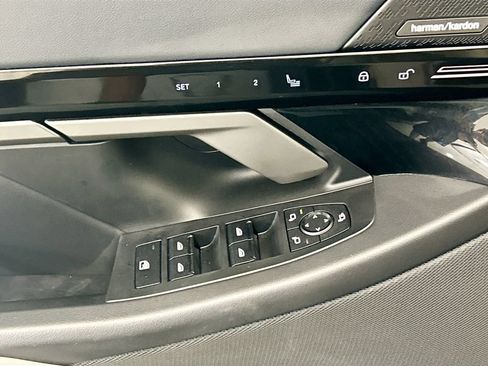 Used 2025 BMW 530i w/ Premium Package RWD image 23