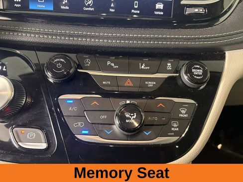 Used 2023 Chrysler Pacifica Limited FWD image 19