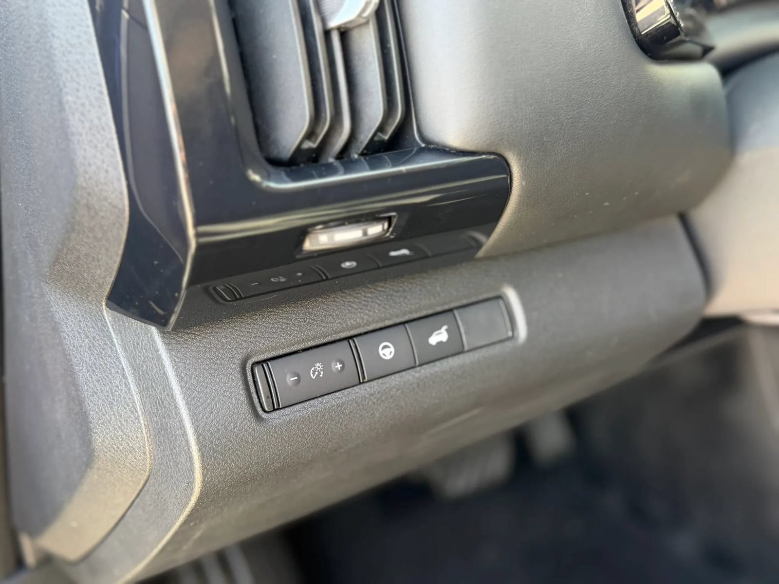 Used 2022 Nissan Pathfinder SV w/ SV Premium Package AWD/4WD image 31