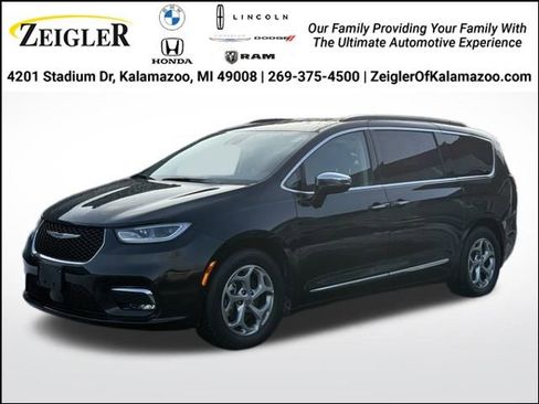 Used 2023 Chrysler Pacifica Limited image 1