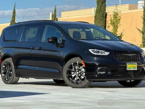 New 2026 Chrysler Pacifica Limited image 2