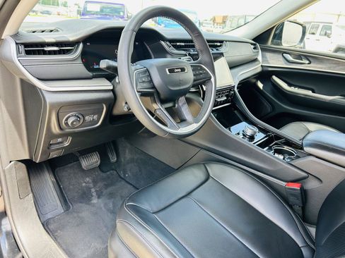 Used 2023 Jeep Grand Cherokee Limited w/ Luxury Tech Group II AWD/4WD image 19