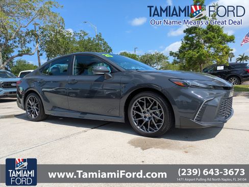 Used 2025 Toyota Camry SE FWD image 1