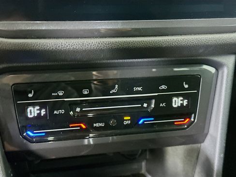 Used 2022 Volkswagen Tiguan SE image 23