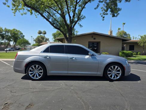 Used 2018 Chrysler 300 Limited RWD image 3