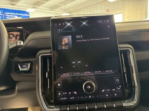 Used 2025 GMC Yukon XL Denali image 13