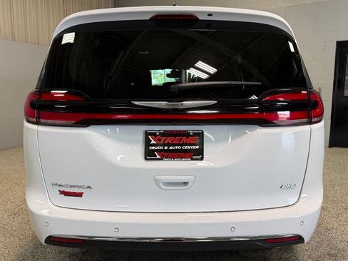 Used 2024 Chrysler Pacifica Touring-L AWD/4WD image 5