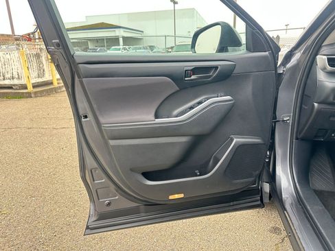 Used 2025 Toyota Highlander LE image 21