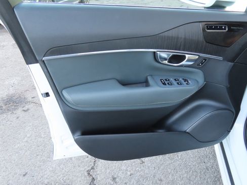 Used 2020 Volvo XC90 T6 Momentum image 9