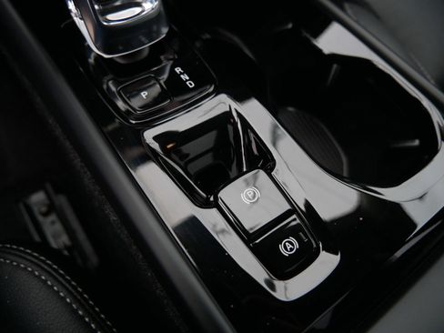 Certified 2025 Volvo XC40 B5 Plus AWD/4WD image 23
