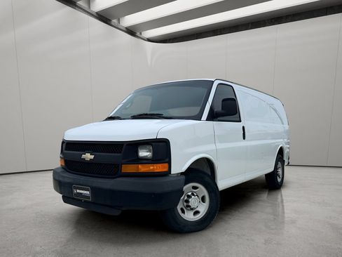 Used 2016 Chevrolet Express 2500 RWD image 2