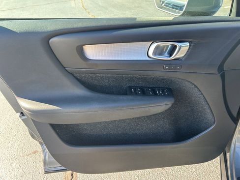 Used 2019 Volvo XC40 T5 Momentum image 4