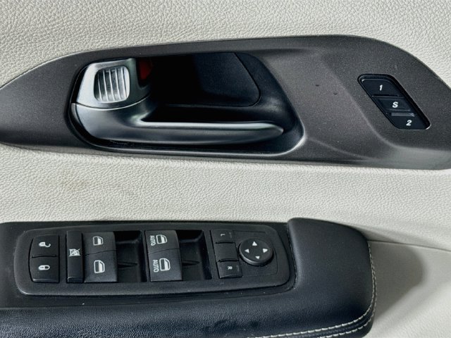 Used 2023 Chrysler Pacifica Touring-L FWD image 21