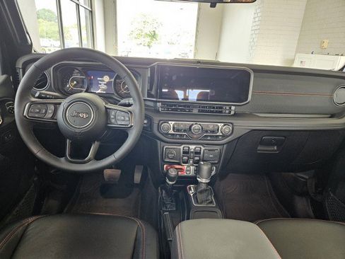 Used 2025 Jeep Gladiator Rubicon w/ Convenience Group AWD/4WD image 18