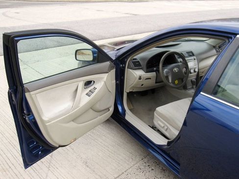 Used 2011 Toyota Camry LE image 15