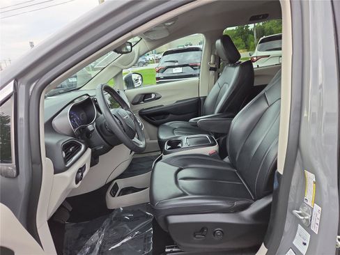 Used 2023 Chrysler Pacifica Touring-L FWD image 18