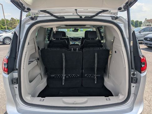 Used 2024 Chrysler Pacifica Limited FWD image 22