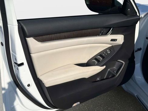 Used 2022 Honda Accord Touring image 17