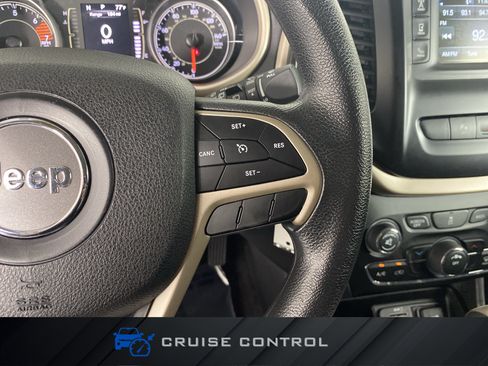 Used 2018 Jeep Cherokee Latitude w/ Safety Group AWD/4WD image 23