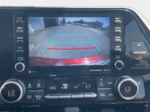 Used 2021 Toyota Highlander XLE AWD/4WD image 29