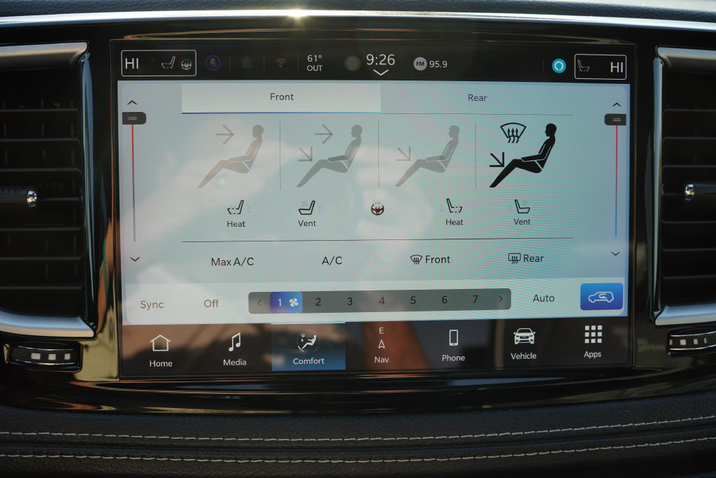 Used 2024 Chrysler Pacifica Premium FWD image 31