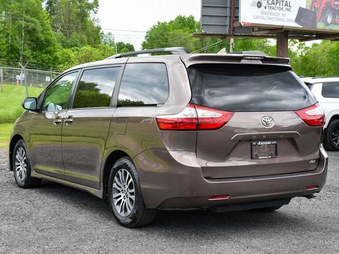 Used 2018 Toyota Sienna XLE FWD image 5