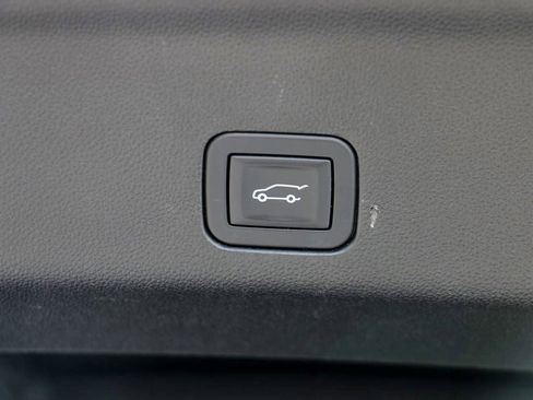 Used 2024 GMC Yukon SLT image 12