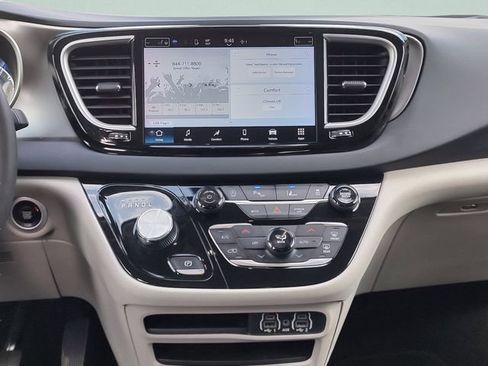 Certified 2024 Chrysler Pacifica Touring-L image 12