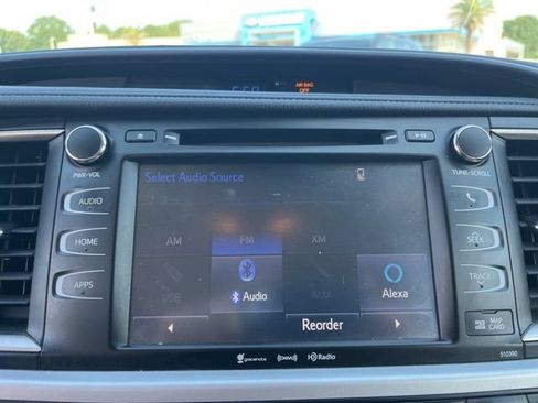 Used 2019 Toyota Highlander XLE FWD image 25