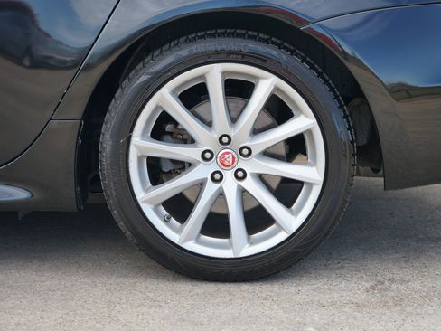 Used 2018 Jaguar XJ R-Sport image 15