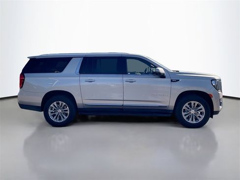 Used 2024 GMC Yukon XL SLT w/ SLT Luxury Package image 8