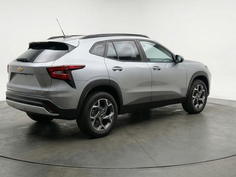 Used 2025 Chevrolet Trax LT FWD image 9