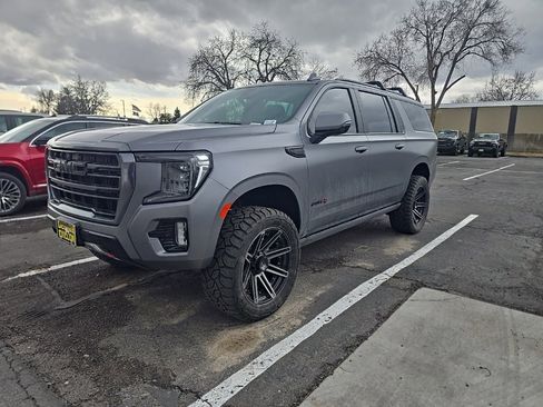 Used 2022 GMC Yukon XL AT4 image 2