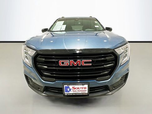 Used 2024 GMC Terrain SLE w/ Elevation Edition image 2